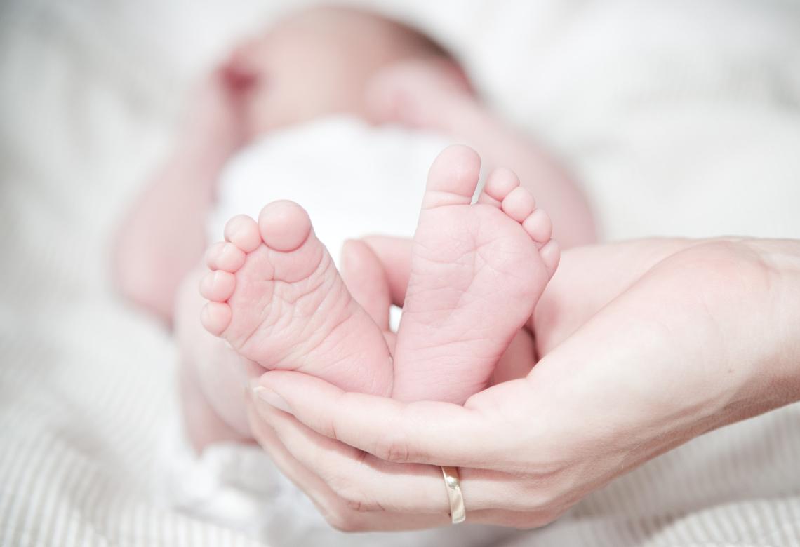 Baby-baby-feet-bed-325690